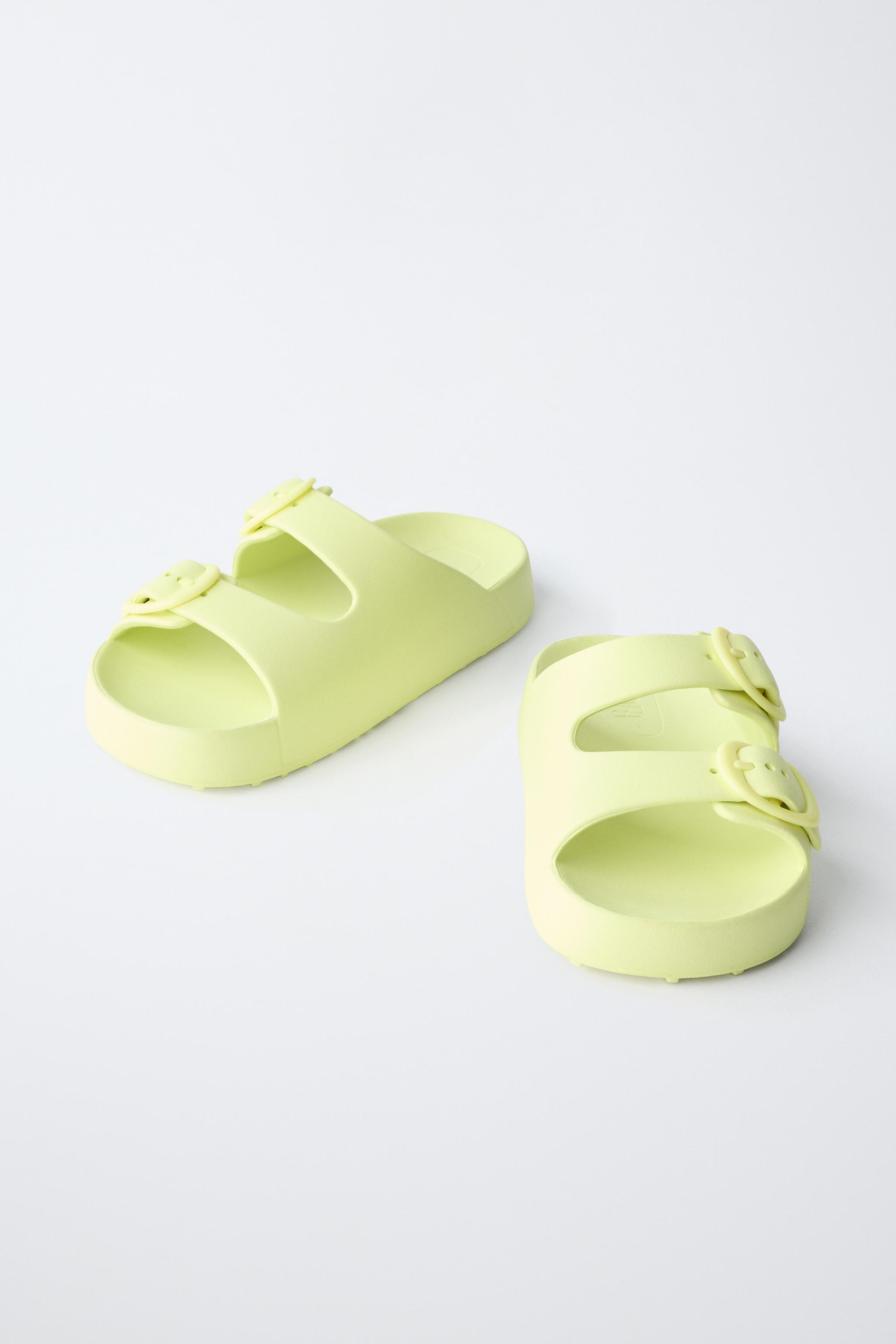 RUBBERIZED BUCKLED SANDALS